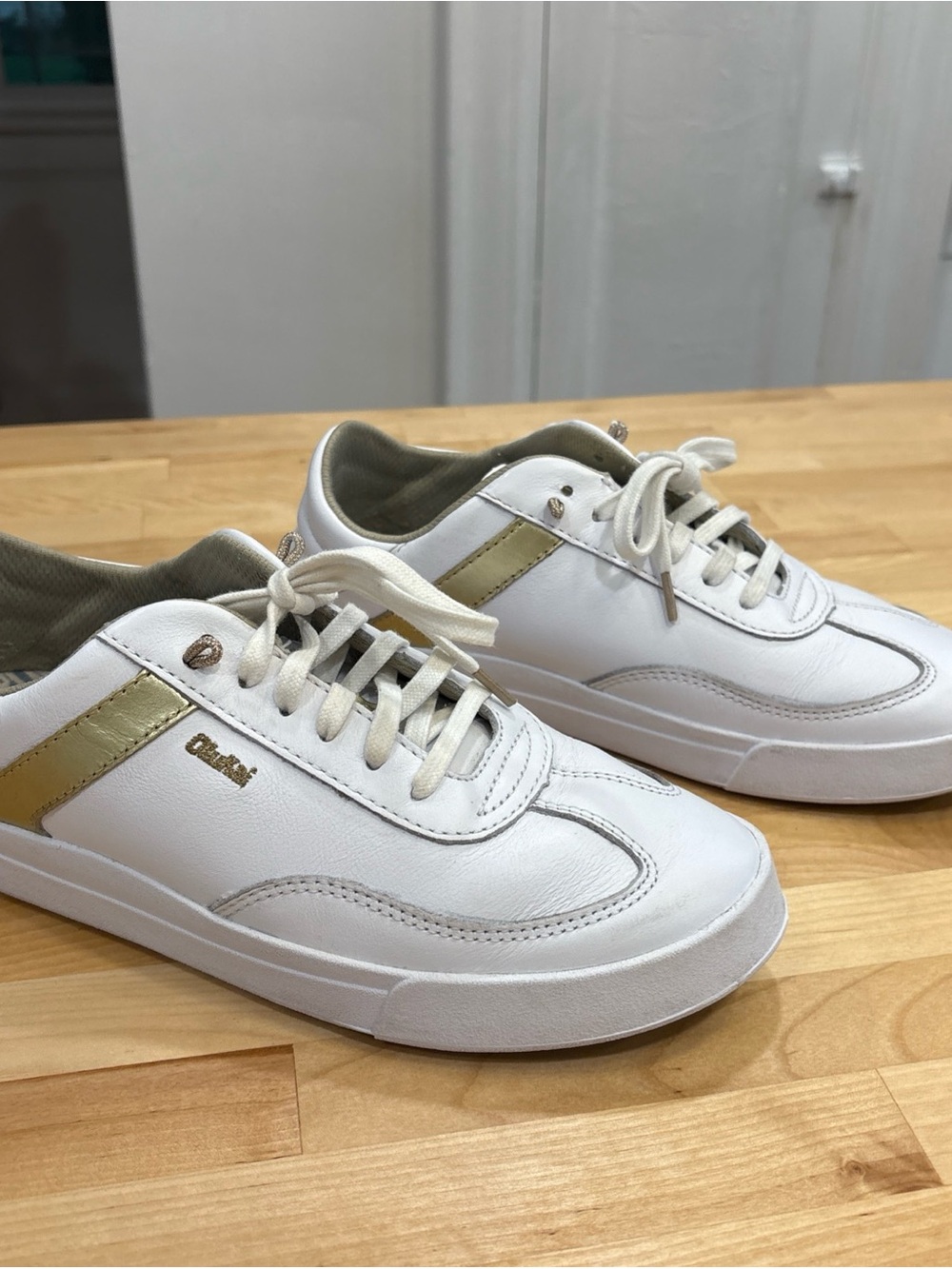 OLUKAI Sneakers Womens 7 Haupu White Gold Leather Shoes Retro Court EUC